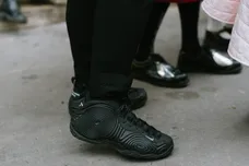 Street Style - Paris Fashion Week - Womenswear Spring/Summer 2023 : Day Six