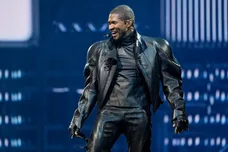 Usher Kick Female Fan Off Stage Awkward Serenade